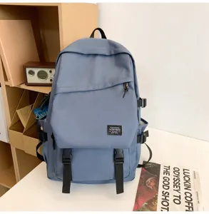 Lockerer blauer Rucksack mit grossem Volumen, perfekt fur Schule, Reisen und den Alltag.