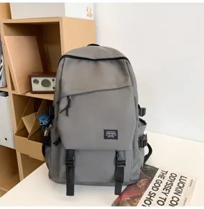 Nahaufnahme der grauen lässigen Rucksackdetails mit Schnallenriemen und geräumigem Staufach.