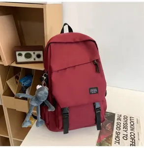 Detailansicht des großen Freizeitsrucksacks in Weinrot mit niedlichem Froschanhänger.