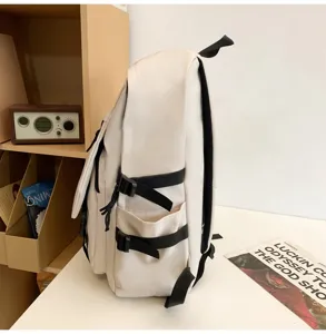 Detailansicht eines minimalistischen beigen Freizeitrucksacks mit Seitengurten Taschen.