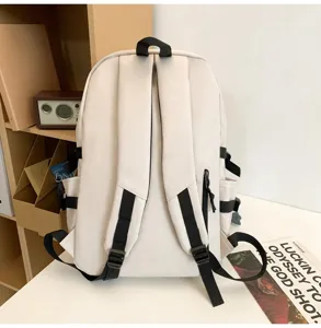 Minimalistischer beiger Freizeitrucksack mit verstellbaren Trägern und Seitentaschen.