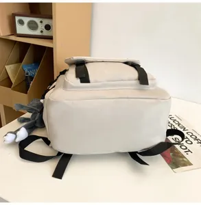 Detailansicht eines minimalistischen Canvas-Freizeitrucksacks mit Schnallen und Plüsch.