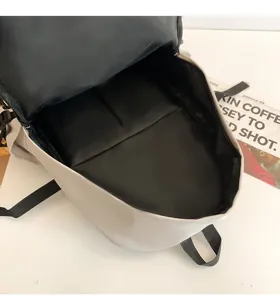 Detaillierte Ansicht des geräumigen inneren Hauptfachs eines minimalistischen Rucksacks.