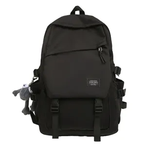 Schwarzer Freizeitriucksack aus Canvas mit grossem Fassungsvermoegen und Puppenanhaenger.