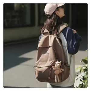 Detailansicht des stilvollen braunen Freizeitreisender-Rucksacks mit Bärenanhänger.