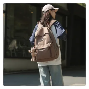 Detailansicht des stilvollen Freizeitrucksacks in Khaki, mit langlebigem Stoff und Bärenanhänger.