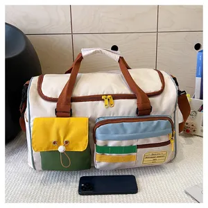 Grande borsa da viaggio in tela con tasche multiple per sport e palestra, elegante e pratica.