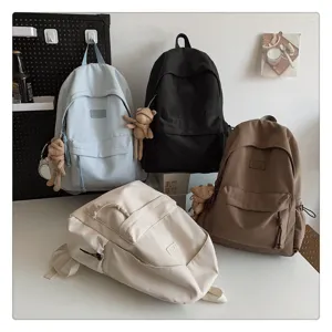 Minimalistischer Studentenrucksack in mehreren Farben mit niedlichem Bärenanhänger für Schule.