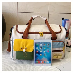 Borsa da viaggio vista dettaglio mostra design in tela con molte tasche colorate.