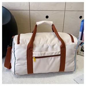 Grande borsa da viaggio casual con manici marroni e tasca con zip per sport e vacanze.