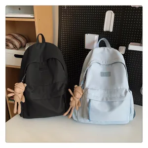 Detailansicht lässiger minimalistischer Schulrucksäcke in Schwarz und Hellblau mit Bären.