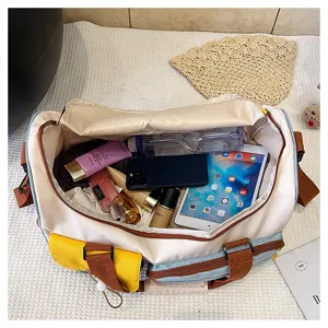Dettaglio della grande borsa da viaggio con interno spazioso e scomparti multipli.