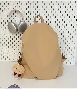 Dettaglio di uno zaino casual impermeabile in colore kaki ideale per la scuola.