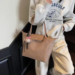 Große Nylon Shopper Handtasche für Damen, stylische lässige Schultertasche mit Plüschanhänger.