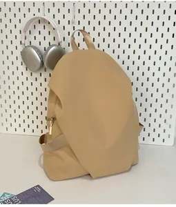 Zaino minimalista cachi impermeabile con tasca laterale con zip per viaggi e uso quotidiano.