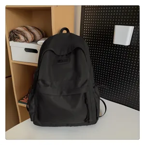 Minimalistischer schwarzer Canvas Rucksack für Schüler, lässiger Casual Daypack Detailansicht.