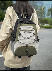 Zaino casual da trekking e città con coulisse e tasche multiple per uomo e donna.