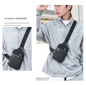 Sac à bandoulière élégant pour homme avec motif à carreaux classique et design compact.
