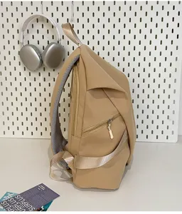 Vista di dettaglio dello zaino casual ed elegante in colore cachi con tasca laterale e bretella.