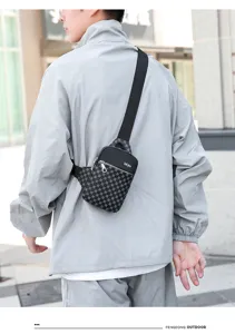 Sac bandoulière élégant pour homme avec motif monogramme classique et poche de rangement.