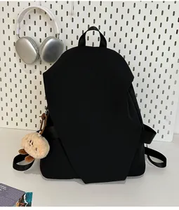 Primo piano dello zaino nero minimalista che mostra il suo tessuto elegante e design moderno.