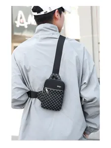 Sac de poitrine bandoulière élégant pour homme avec motif monogramme classique et poches zippées.