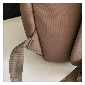 Detailansicht der Khaki-Rucksack-Gurtnaht, langlebige Stoffkonstruktion für den Alltag.