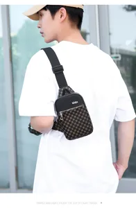 Sac de poitrine bandoulière élégant pour homme avec motif monogramme et poche zippée pratique.