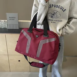 Large capacity travel duffel bag, fashionable fitness gym bag, lightweight overnight luggage bag.