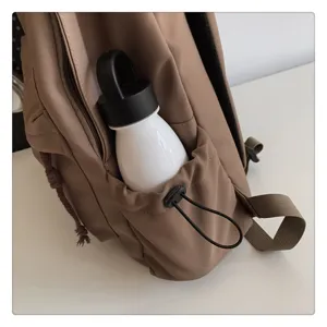 Khakifarbener Rucksack Seiten Tasche Detail mit praktischer Wasserflasche Halterung Design