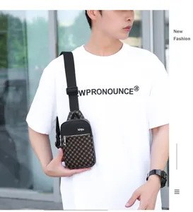 Sac de poitrine élégant pour homme avec motif monogramme classique et design compact et pratique.