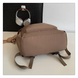 Detailaufnahme eines minimalistischen braunen Rucksacks mit Fokus auf Material und Verarbeitung.