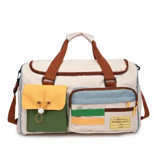 Grande borsa da viaggio in tela color-block con tasche multiple e una comoda tracolla.