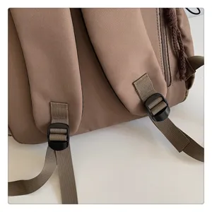 Minimalistisches Schulrucksack-Detail mit verstellbaren Trägern und Schnallen für den Alltag.