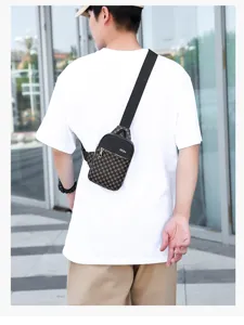 Sac de poitrine bandoulière élégant pour homme avec motif monogramme classique et rangement.