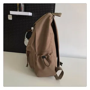 Minimalistischer lässiger Segeltuch-Rucksack für Studenten, stylische Schultasche mit Seitentaschen.