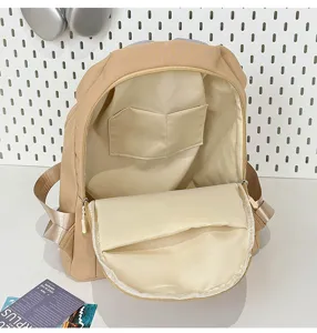 Vista dettagliata dell'interno dello zaino con tasche portaoggetti e cerniera scorrevole.