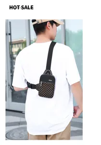 Détail de sac de poitrine monogrammé pour homme, sac bandoulière compact avec poche zippée.
