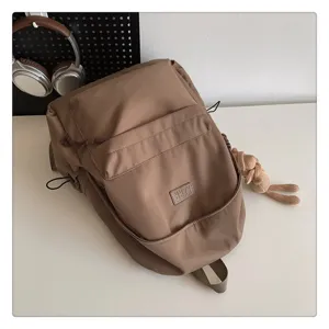 Brauner lässiger minimalistischer Rucksack für Damen Schultasche mit Fronttasche Anhänger