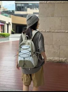 Zaino casual da donna con coulisse, elegante zainetto verde e bianco per uso quotidiano.
