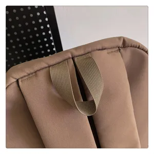 Minimalistischer khaki Rucksack Detailblick mit strapazierfähigem Stoff und stabilem Griff.