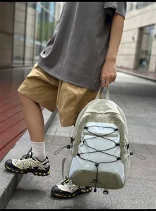 Vista dettagliata di uno zaino leggero da esterno con cordino elastico e nylon resistente.