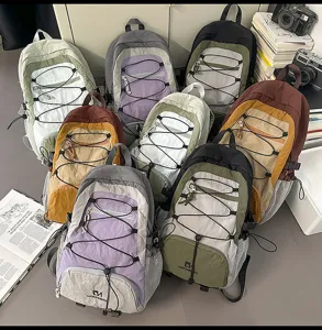 Zaino casual con coulisse multi-tasca per viaggi all'aperto e scuola quotidiana.