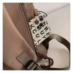 Detailansicht des lässigen Studenten-Schulrucksacks mit Fronttasche und verstellbarem Riemen.