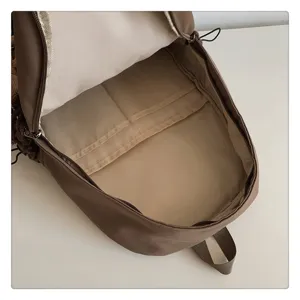 Detaillierte Ansicht des braunen Freizeit-Rucksack-Innenraums mit mehreren Taschen.