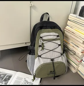 Vista dettagliata dello zaino bicolore con coulisse ed elastici, ideale per uso esterno.