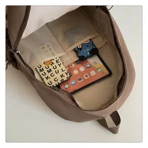Lässiger brauner Rucksack Innendetail mit großem Fassungsvermögen und Fächern für Tablet.