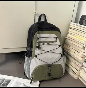 Vista dettagliata dello zaino casual da esterno con coulisse nei colori nero e verde per viaggi.