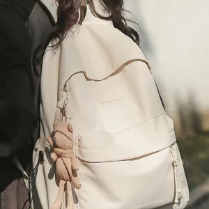 Minimalistischer einfarbiger Rucksack für Damen und Studenten mit süßem Bärenanhänger chic