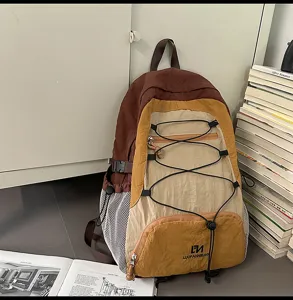 Vista dettagliata dello zaino con coulisse bicolore alla moda con tasche in rete ed elastiche.